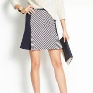 Ann Taylor Navy and Cream Chevron Flounce Mini Skirt Size 6